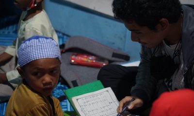 Anak-anak Jalanan Sedang Belajar Mengaji bersama Pengajar KPAJ Area Binaan Adhyaksa, Kota Makassar, Sulawesi Selatan (15/11/2021)