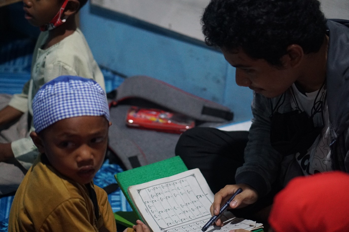 Anak-anak Jalanan Sedang Belajar Mengaji bersama Pengajar KPAJ Area Binaan Adhyaksa, Kota Makassar, Sulawesi Selatan (15/11/2021)